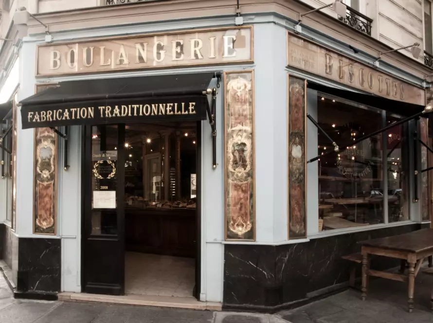 Vue extérieure de la boulangerie artisanale Du Pain et des Idées à Paris.