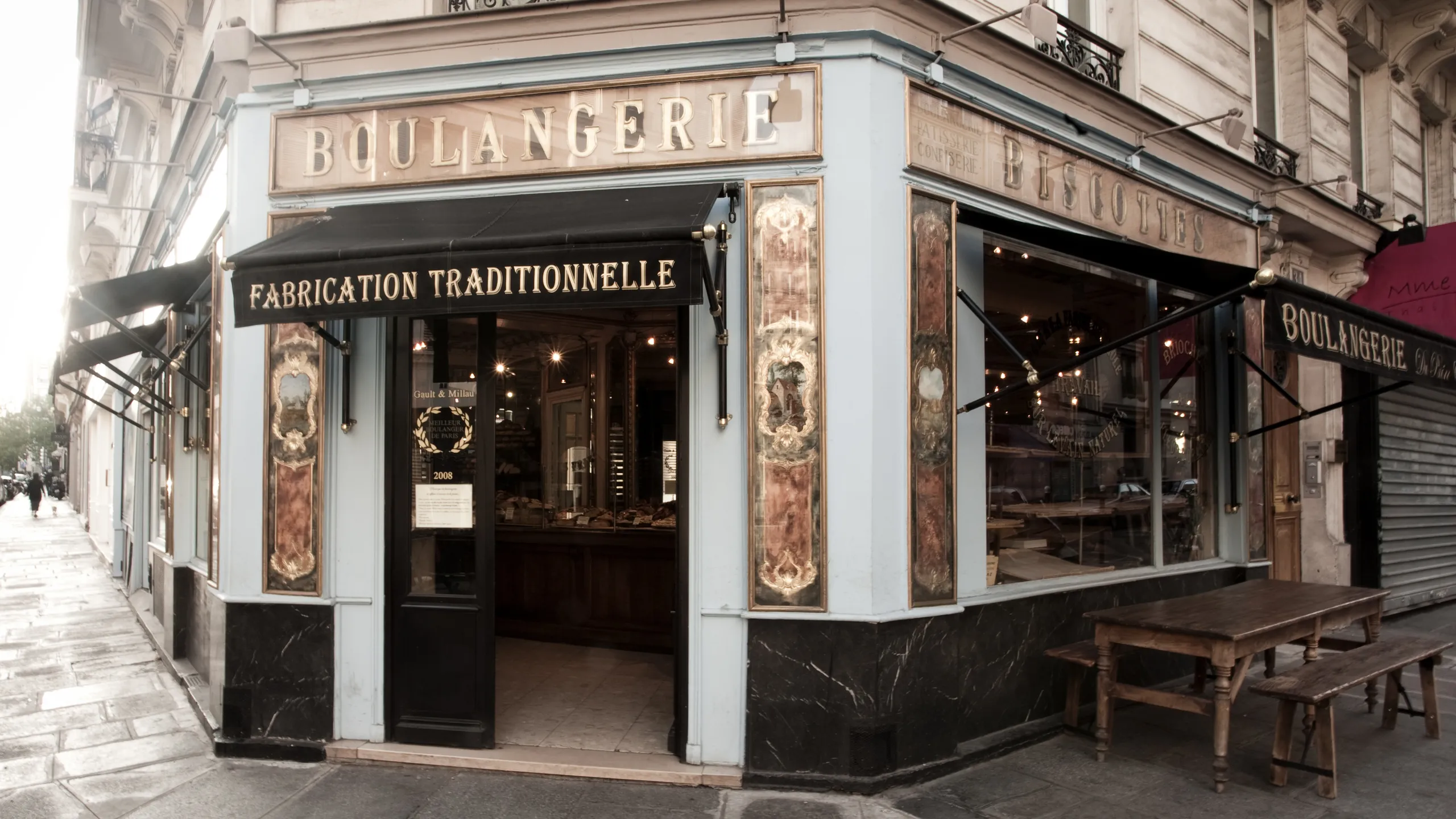 Vue extérieure de la boulangerie artisanale Du Pain et des Idées à Paris.