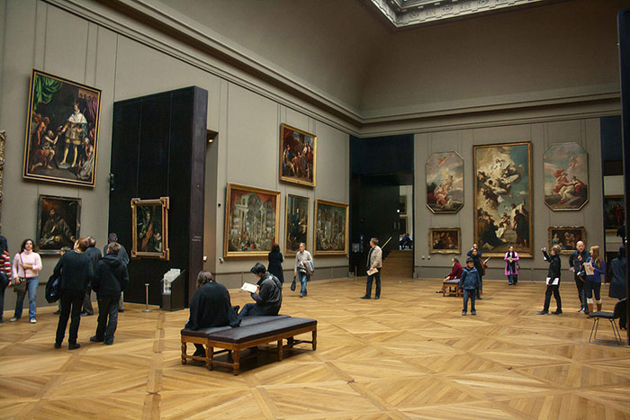 Vue d’une salle d’exposition du Louvre avec ses œuvres d’art.