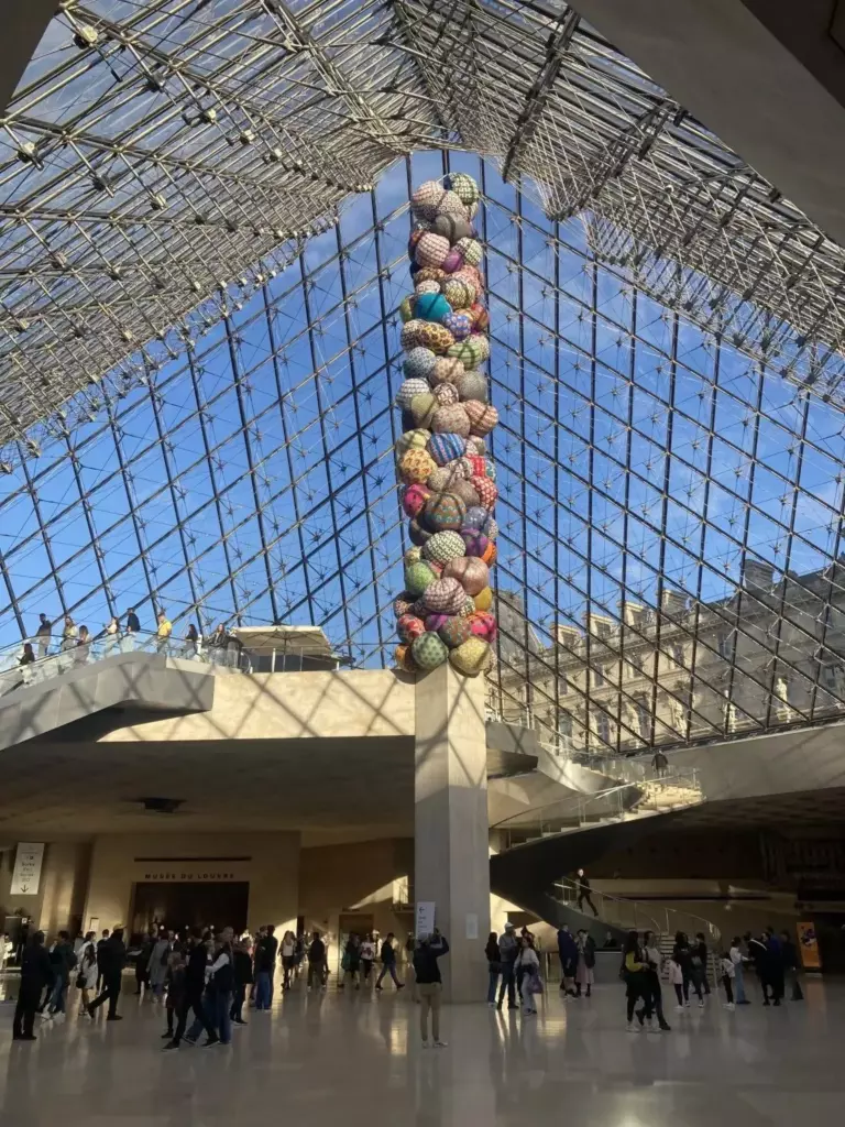 Vue en contre-plongée de la pyramide du Louvre.