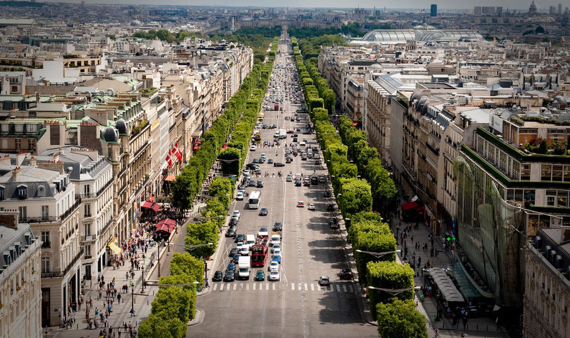 Vue légèrement surélevée du Boulevard Saint-Germain avec des allées