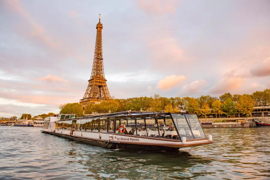 Croisière sur la Seine avec la tour Eiffel en arrière-plan.