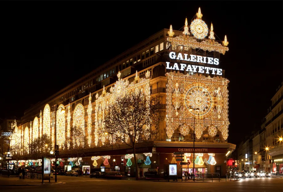 Vue du Boulevard Haussmann avec le bâtiment des Galeries Lafayette.
