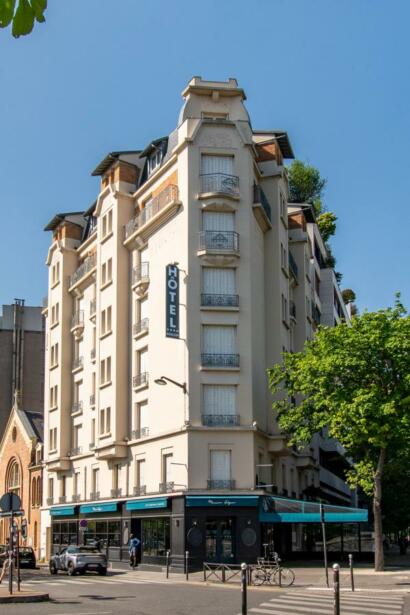 Vue extérieure de l'Hôtel Aiglon à Paris.