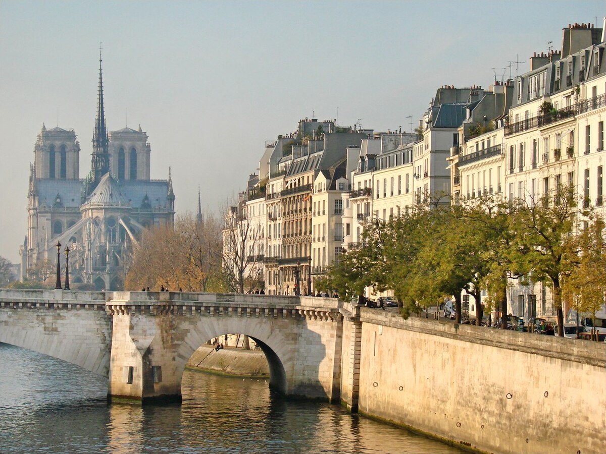 Vue de l'Île Saint-Louis avec la cathédrale Notre-Dame en arrière-plan.