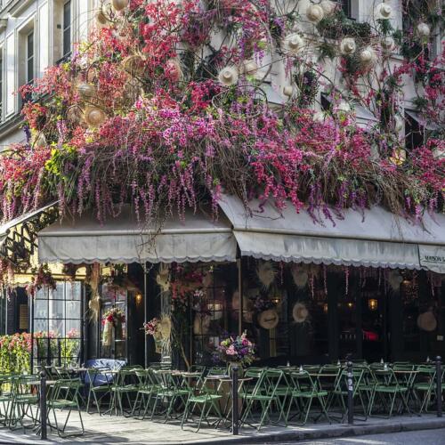 Vue extérieure du café "Maison Sauvage" à Paris.
