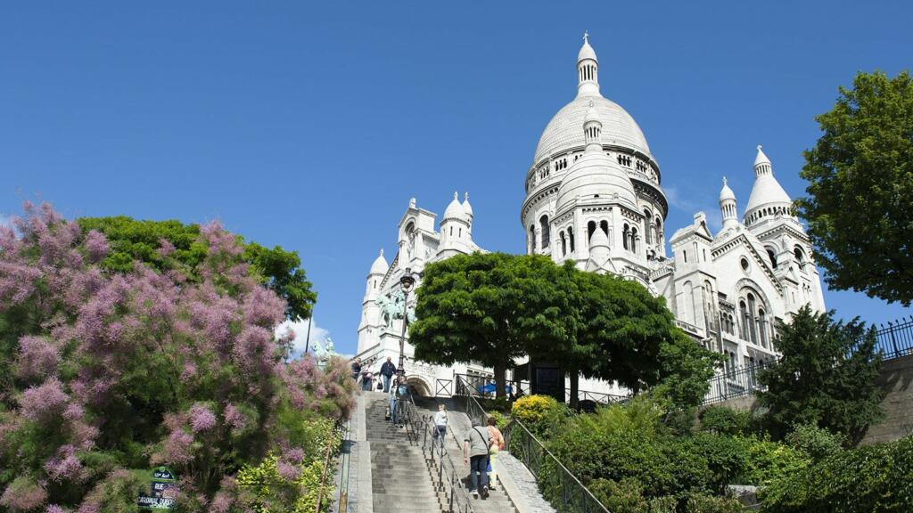 Vue en contre-plongée de Montmartre à Paris.