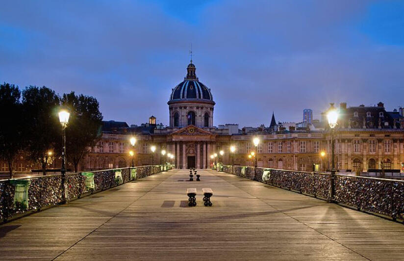 Vue du Pont des Arts illuminé le soir à Paris.