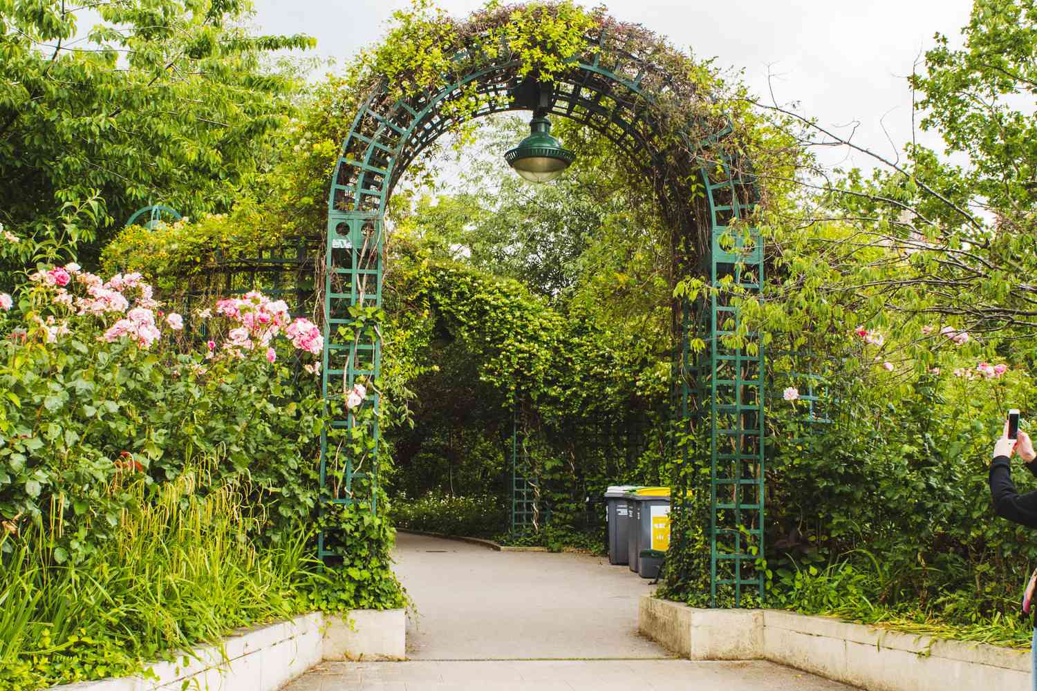Vue de la Promenade Plantée, ancienne voie ferrée transformée en sentier jardin à Paris.