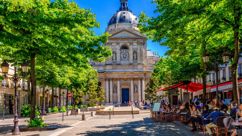 Vue du Quartier Latin à Paris, avec ses rues animées et ses cafés.
