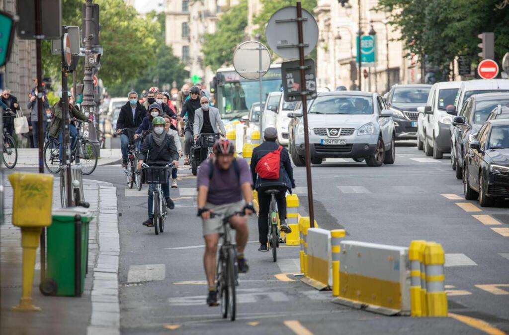 Vue d’une piste cyclable animée avec de nombreux cyclistes en mouvement.