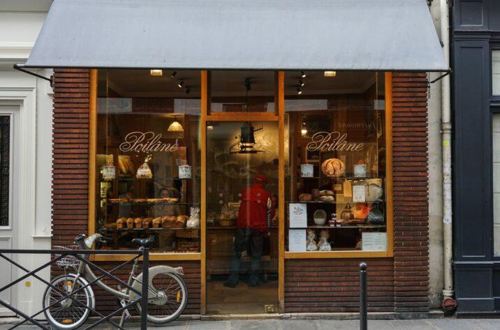 Vue extérieure de la boulangerie Poilâne avec sa vitrine.