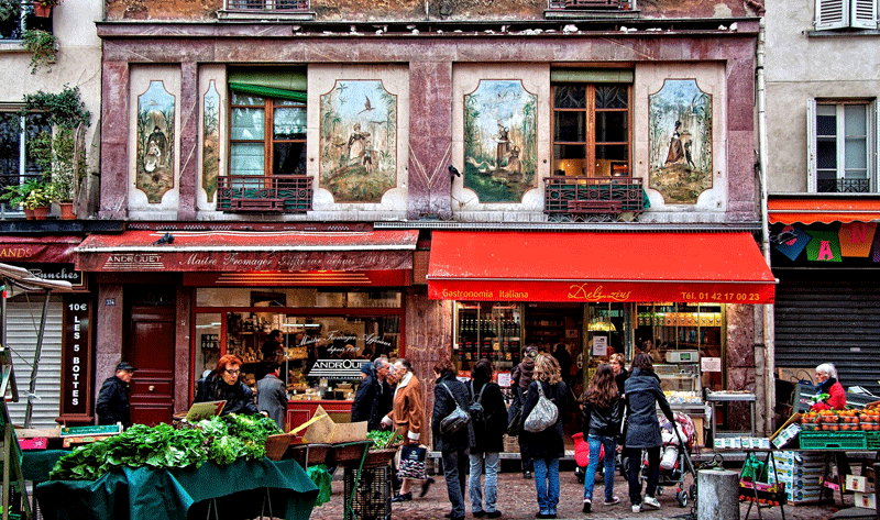 Vue extérieure de la Rue Mouffetard à Paris.