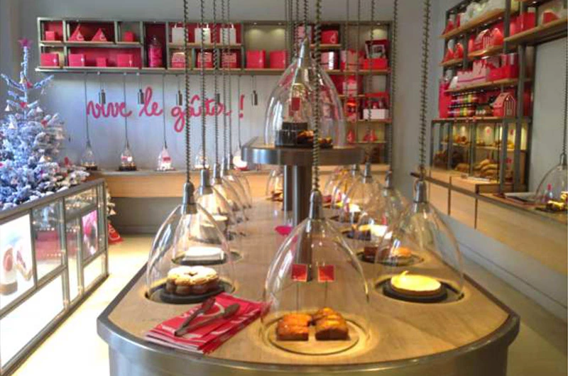 Intérieur de La Pâtisserie des Rêves avec des pâtisseries prêtes à être dégustées.