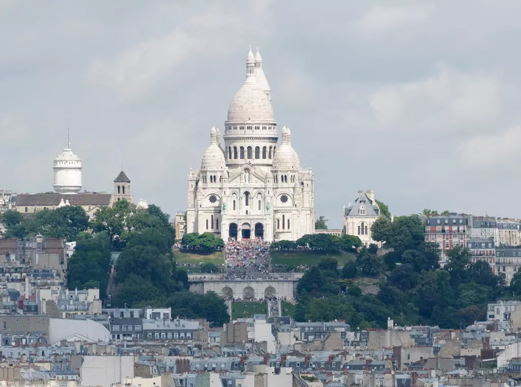 Vue panoramique de Montmartre avec la basilique du Sacré-Cœur dominant Paris.