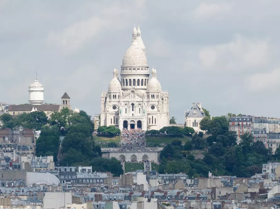 Vue panoramique de Montmartre avec la basilique du Sacré-Cœur dominant Paris.
