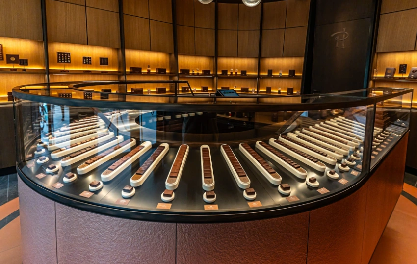 Intérieur de Pierre Hermé avec des chocolats exposés sur la vitrine.